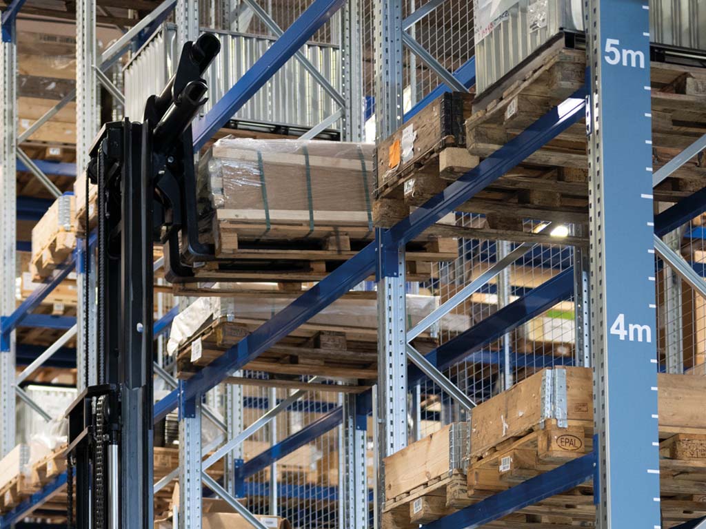 Al elevar las cargas a alturas de hasta 10 metros, no solo aprovechamos al máximo el espacio vertical del almacén, sino que también mejoramos la eficiencia de nuestras operaciones.