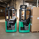 Los apiladores de conductor sentado AXiA EX son una opción flexible y rentable para el apilamiento y el transporte interno en almacenes