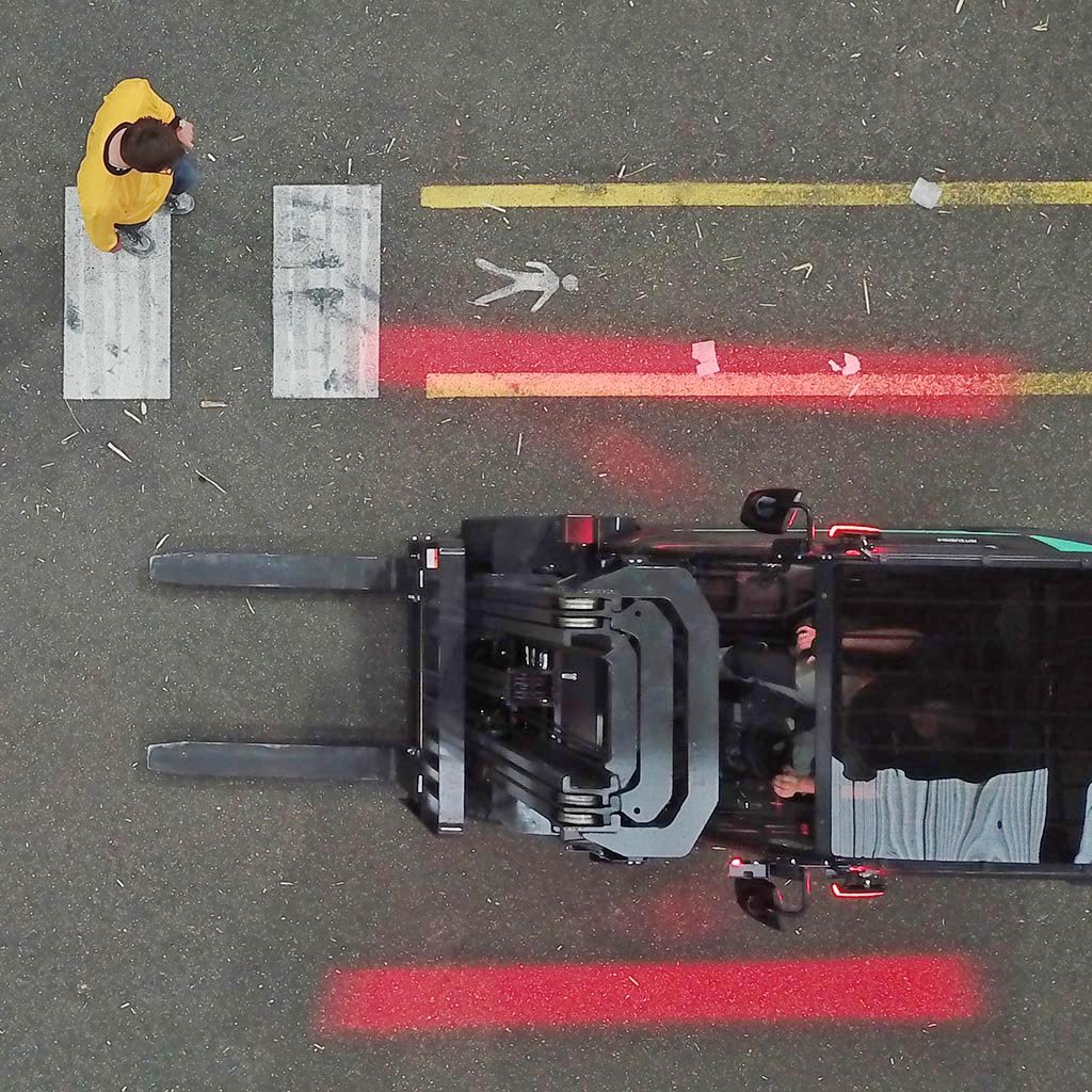 Se proyectan luces rojas en el suelo a los lados y en la parte trasera de la carretilla